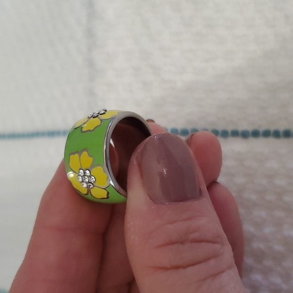 Green‎ and yellow flower enamel fashion ring. Size 5 - Picture 3 of 3